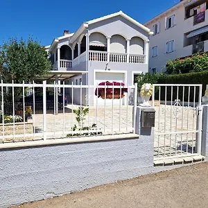 cosy-villa-near-the-beach.hotelinzadar.com/